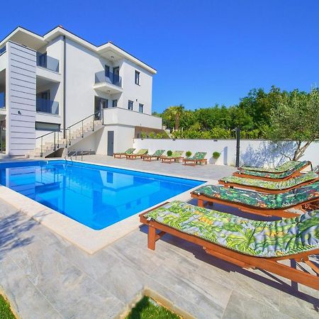 Apartments Paola & Karla With Pool Кърк Екстериор снимка
