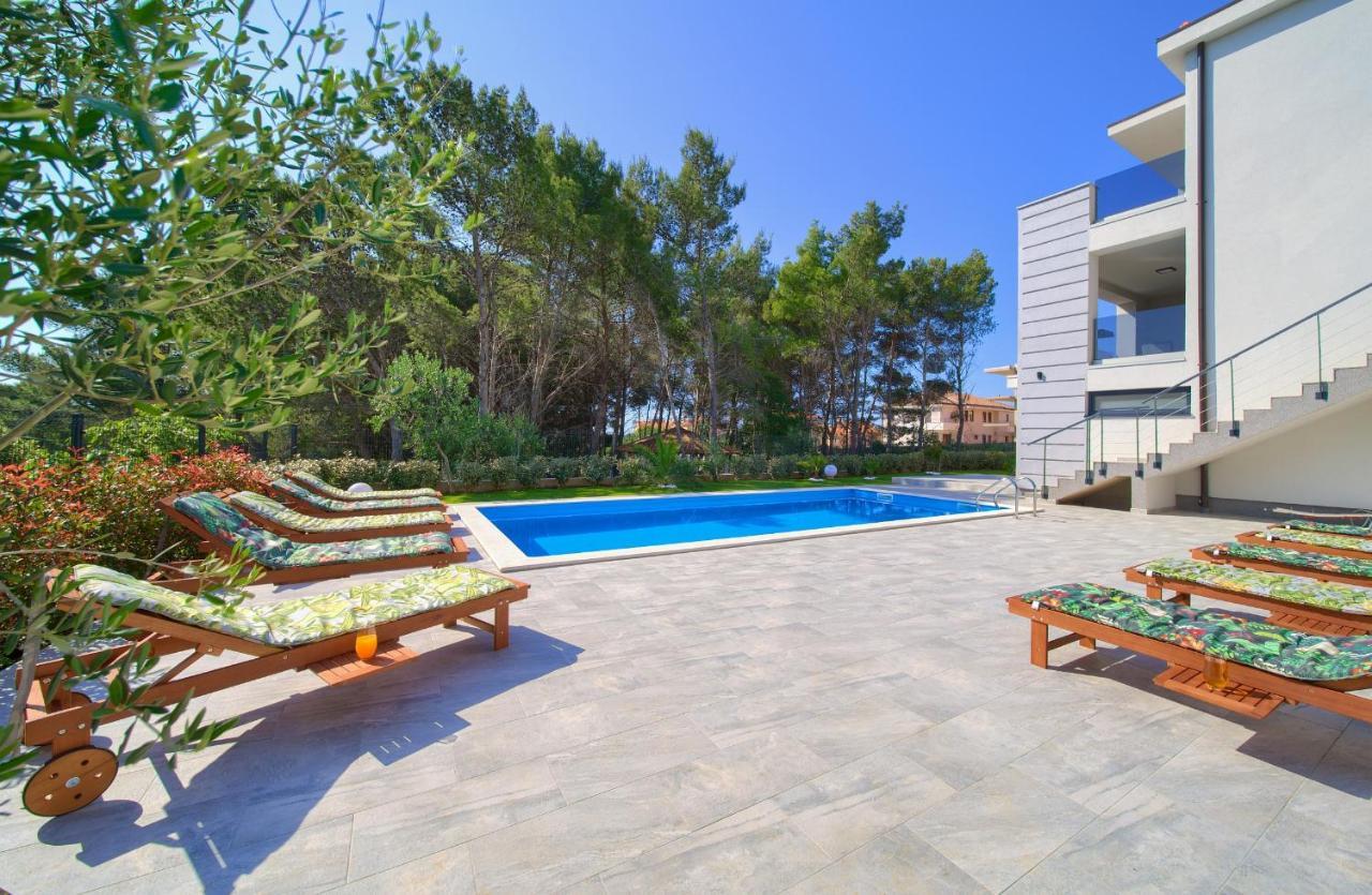 Apartments Paola & Karla With Pool Кърк Екстериор снимка