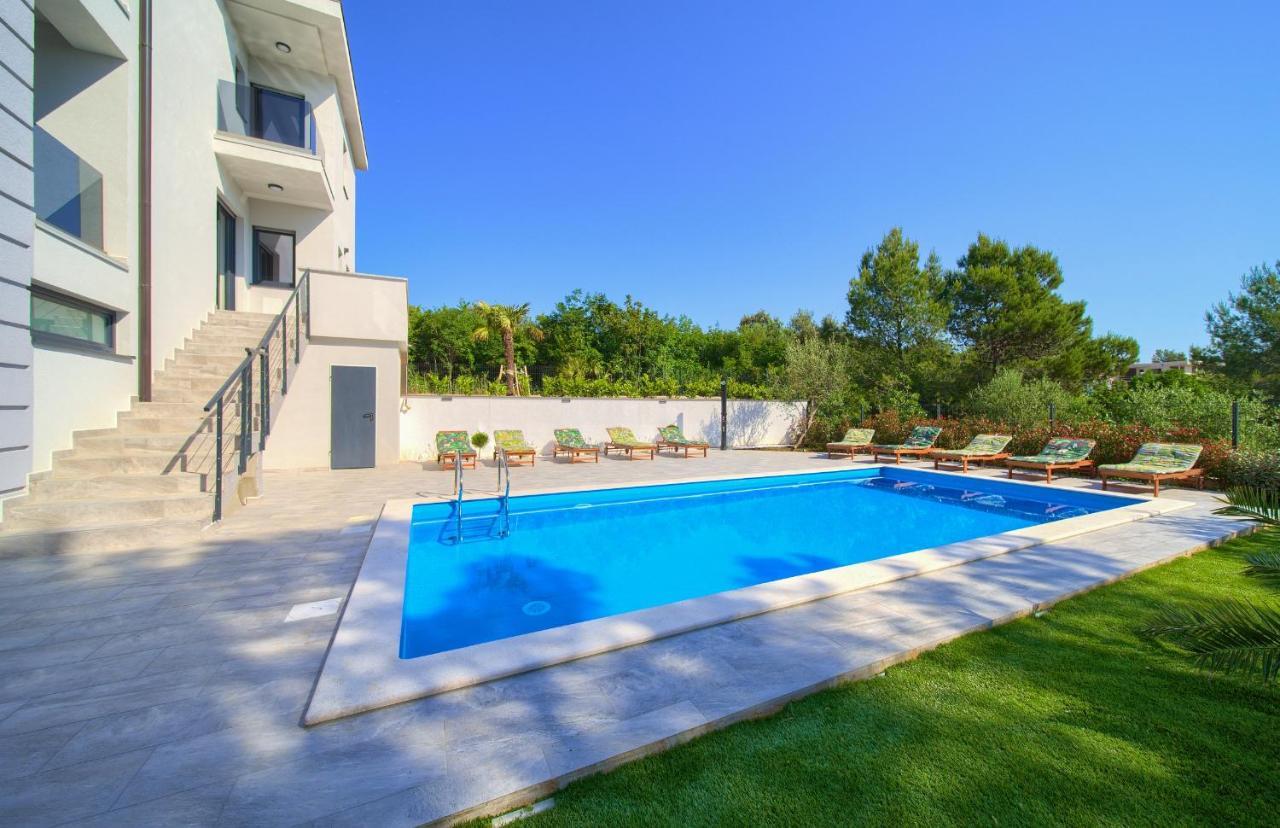 Apartments Paola & Karla With Pool Кърк Екстериор снимка