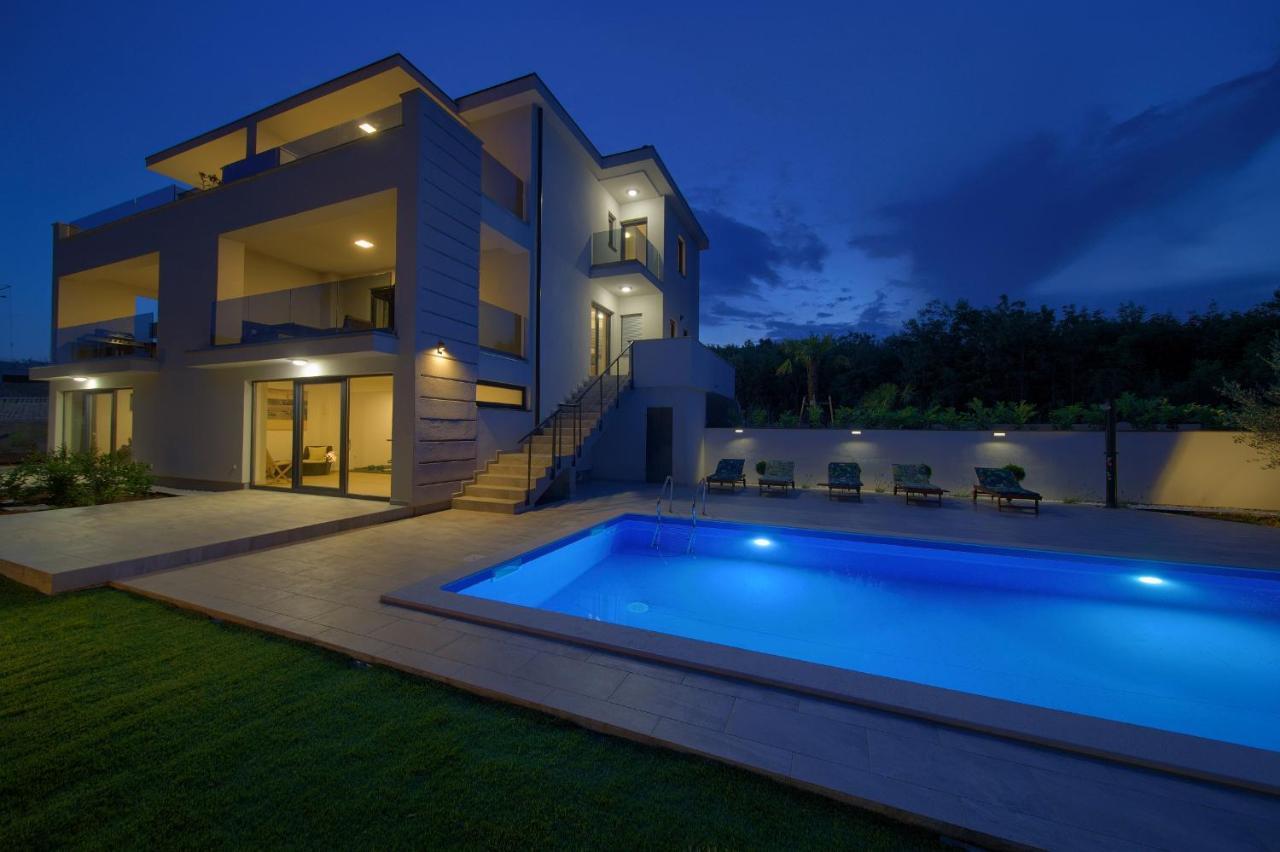 Apartments Paola & Karla With Pool Кърк Екстериор снимка